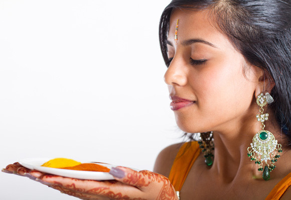 ung kvinde der holder en skål med gurkemeje