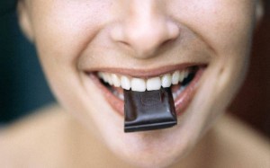 kvinde der spiser mørk kakao