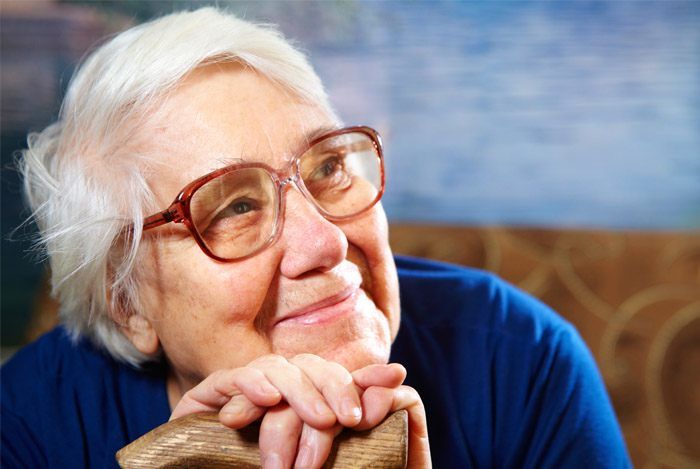 gammel kvinde med alzheimer
