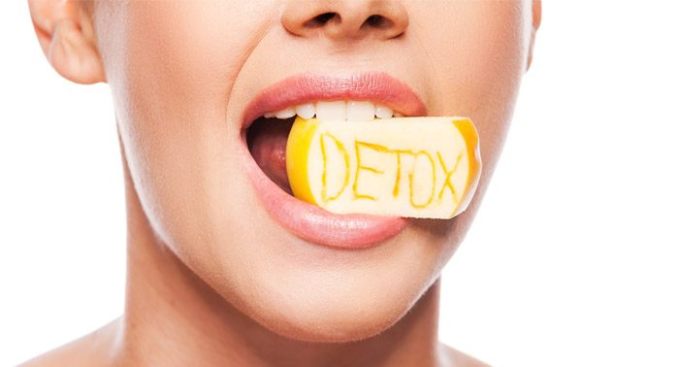kvinde der spiser detox citron